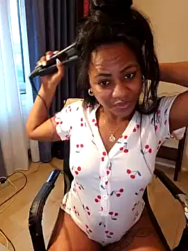 MamiSol naked strip on cam for live sex video chat