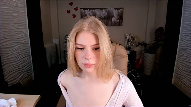 AuroraCUDDLIES naked strip on cam for live sex video chat