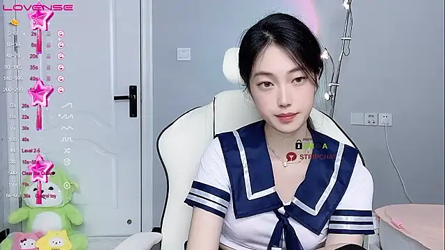 Caroline-175 naked strip on cam for live sex video chat