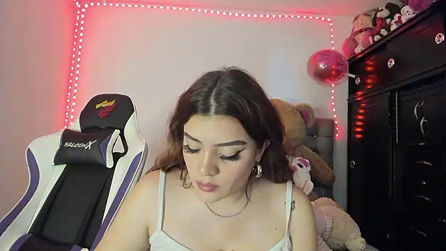 Jullieetta naked strip on cam for live sex video chat