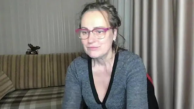 lauraoven naked strip on cam for live sex video chat