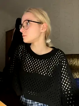LovelyyyyGirl naked strip on cam for live sex video chat
