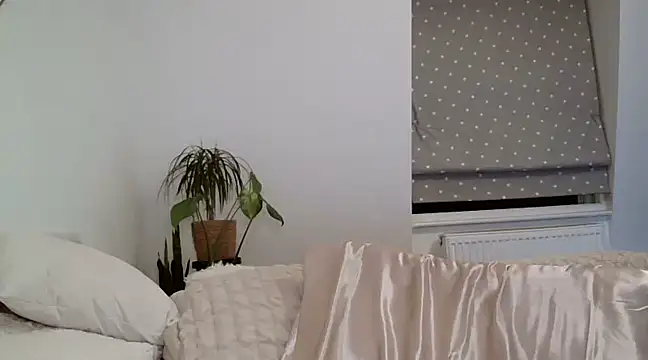 MileyMissCurvesX naked strip on cam for live sex video chat