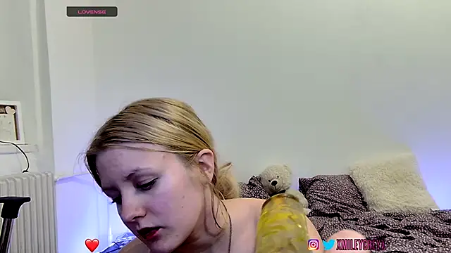 MileyGreyx naked strip on cam for live sex video chat
