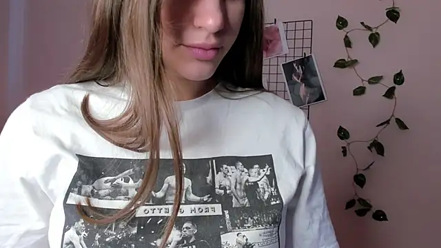 LisaMyerss naked strip on cam for live sex video chat
