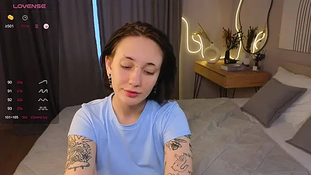 MaisieWilliams naked strip on cam for live sex video chat