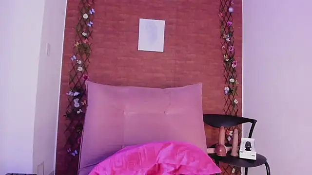 pinky-horny naked strip on cam for live sex video chat