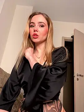 SkyBriii naked strip on cam for live sex video chat