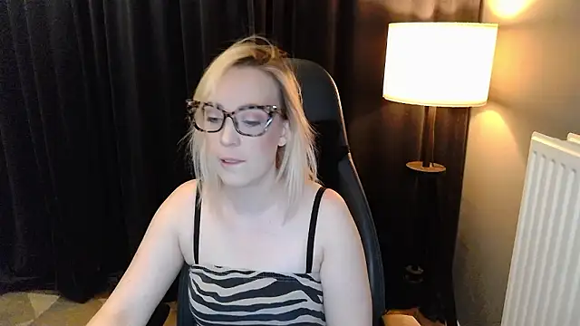 VlinderJulia naked strip on cam for live sex video chat