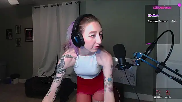 lovelylucyy naked strip on cam for live sex video chat