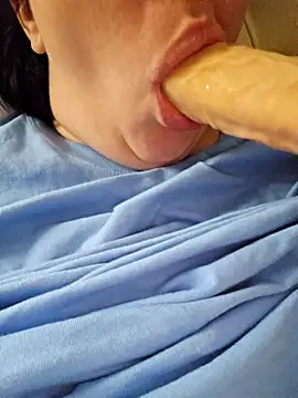 Queengirl28_ naked strip on cam for live sex video chat