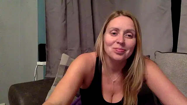 DirtyBanteringBitch naked strip on cam for live sex video chat