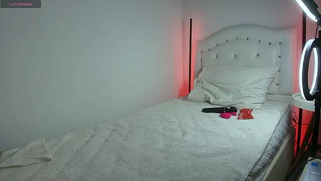bimbireda naked strip on cam for live sex video chat
