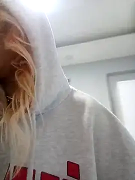Riley-Blayke naked strip on cam for live sex video chat
