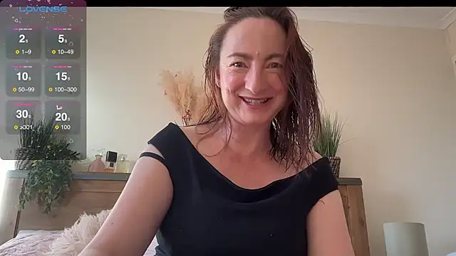 LouiseTswing naked strip on cam for live sex video chat