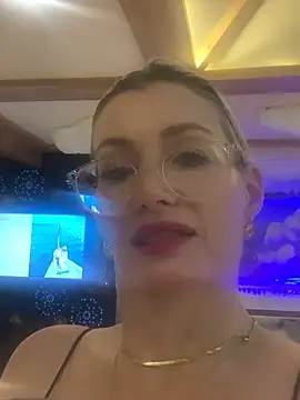 Englishhotwife4u naked strip on cam for live sex video chat