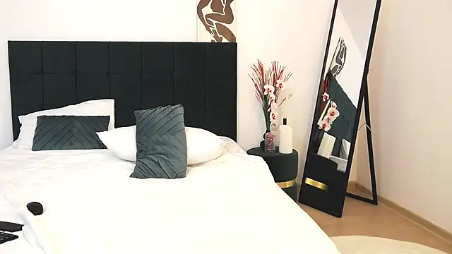SeniGrande naked strip on cam for live sex video chat