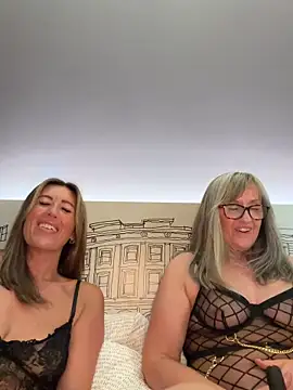 CurvyMILF_Sienna naked strip on cam for live sex video chat