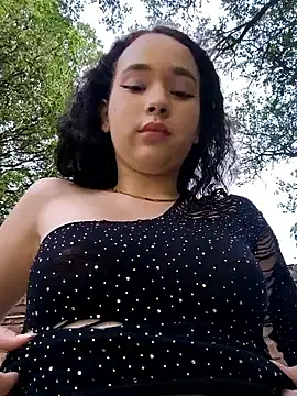 sweet_outdoor_charm naked strip on cam for live sex video chat