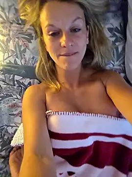 Couple-Kiwii-Orchidee-Boy naked strip on cam for live sex video chat