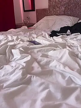 Melissathequeen34000 naked strip on cam for live sex video chat